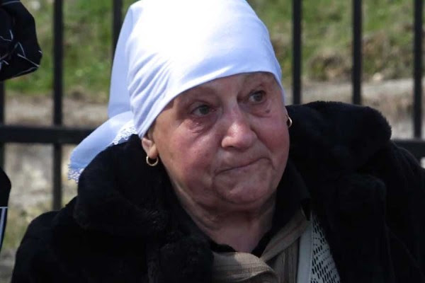 ​“Tash do ta bëjmë operacion në fyt”, rrëfen e moshuara nga Izbica për vrasjen e burrit të saj