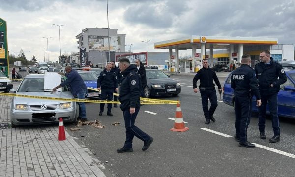 Gjendet pa shenja jete një burrë në veturën e tij në Gjakovë, mjeku konstaton vdekjen