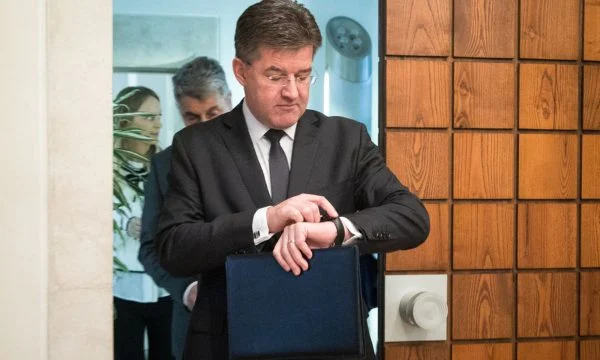 Reuters shkruan për vizitën e Lajçak-ut në Kosovë, përmend edhe masat ndëshkuese
