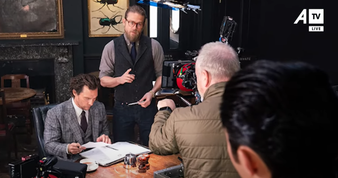 Mickey De Hara padit skenaristin Guy Ritchie, shkas filmi “The Gentlemen”