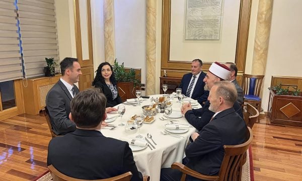 Konjufca bashkë me Osmanin shtrojnë iftar për BIK-un në Kuvendin e Kosovës