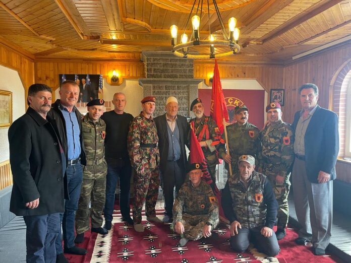Ish pjestarët e UÇK-së me uniforma vizitojnë babain e Thaçit në Burojë
