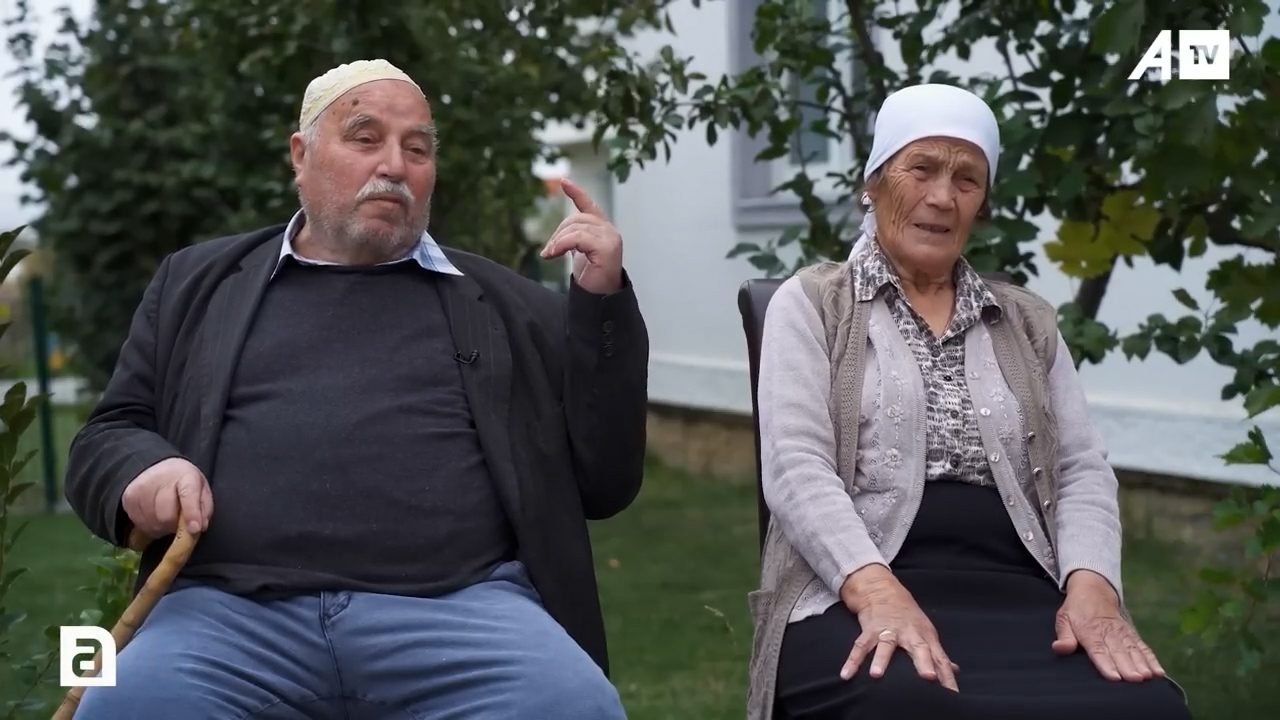 Dikur luanin bashkë e qanin se nuk i lejonin prindërit, sot të martuar e po jetojnë pleqërinë bashkë!