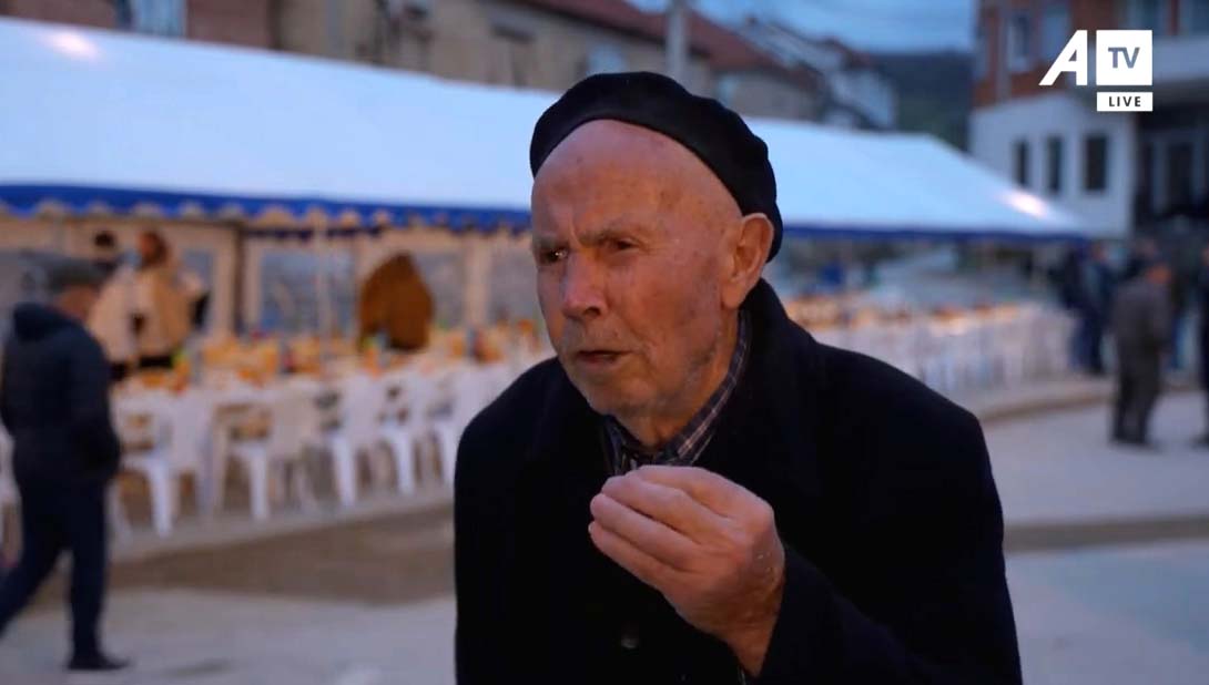 ‘Qesi hoxhe s’kena pasë, as nuk kena me pas, e ka hijeshu edhe fshatin’ – Ky është Hoxha që i bëri bashkë për 16-tën herë në Iftar banorët e Hogoshtit