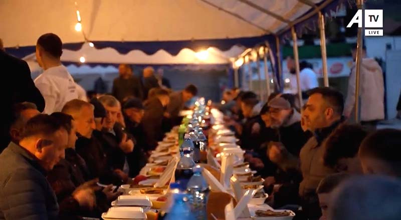 Mblidhen për iftar të gjithë banorët e fshatit Hogosht, tradita vazhdon që 16 vjet