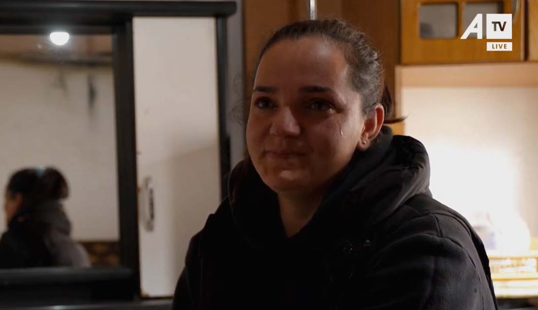 Nuk ndalen lotët e nënës, kur tregon se nuk ka me çfarë t’i ushqejë fëmijët