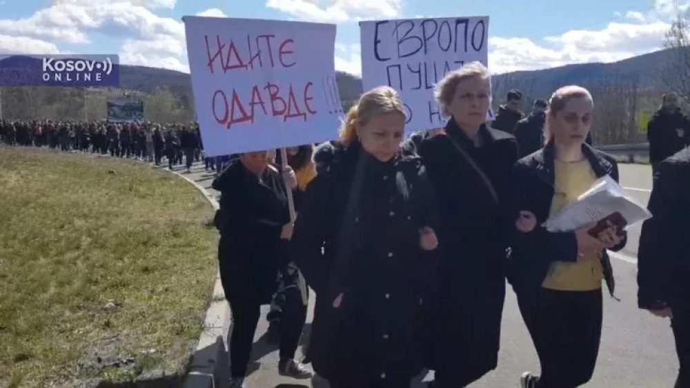 Disa qytetarë në veri të Mitrovicës protestojnë kundër Policisë së Kosovës