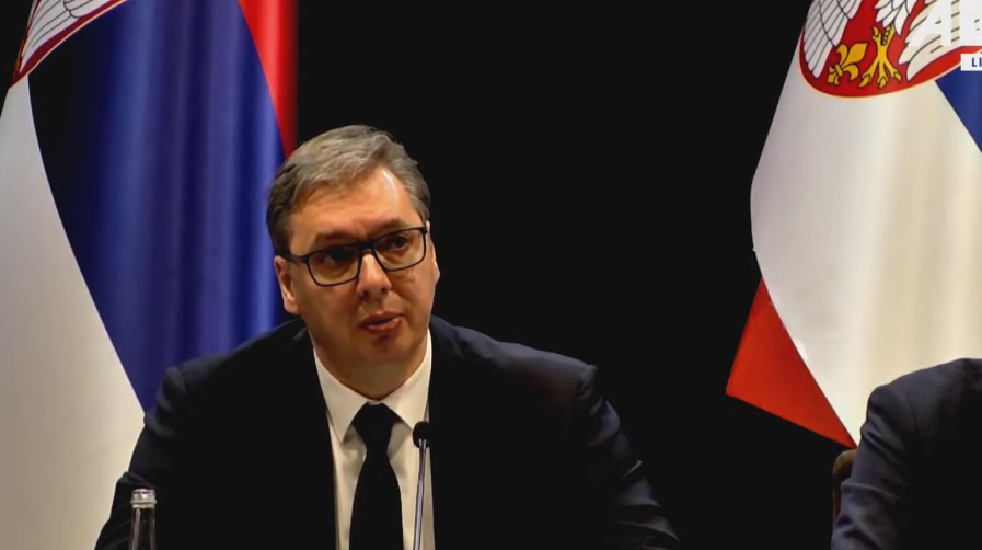 Vuçiq thirrje serbëve: Mos dilni në votime