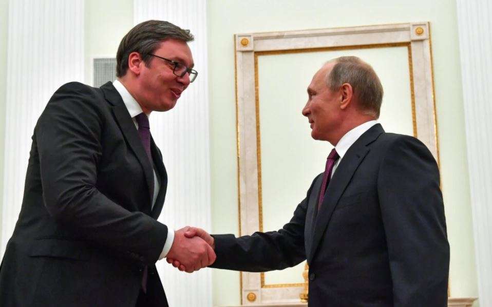Analistët serbë: Vuçiç nuk mund dhe as nuk do të shkëputet kurrë prej Putinit
