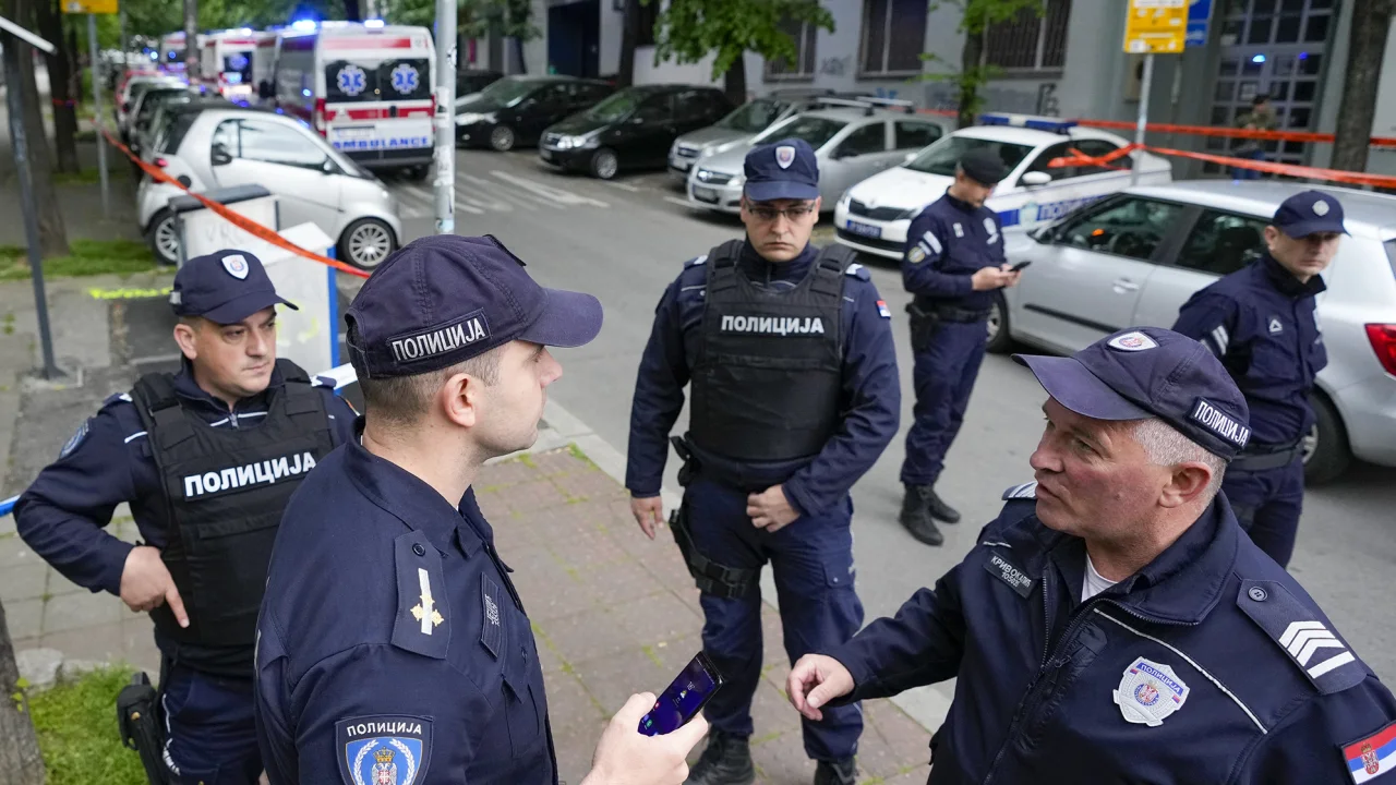 Tetë nxënës dhe një roje vriten nga të shtënat në një shkollë në Beograd