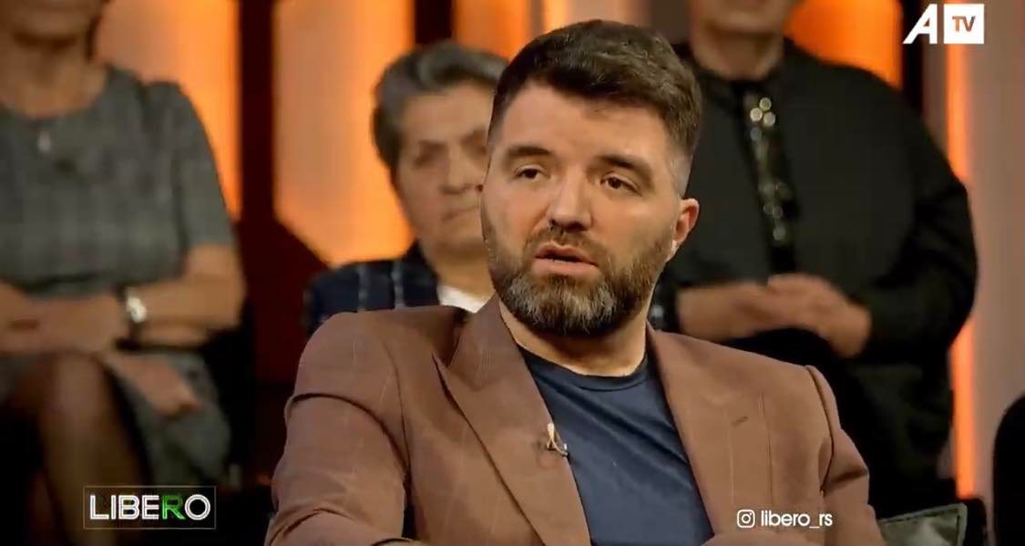 “Do të vendosen qipa në koka te njerëzve” – Lë pa fjalë eksperti i teknologjisë, thotë se përgjohemi edhe përmes telefonave