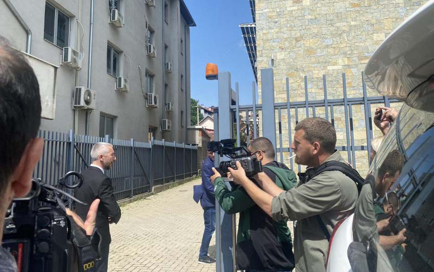 Atiq në Komunë, shoqërohet nga numër i madh i policëve