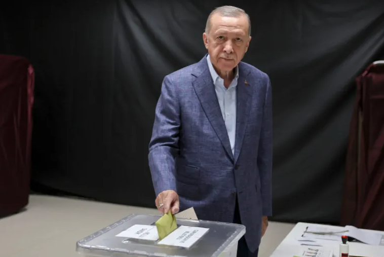 Erdogan voton bashkë me gruan e tij, shpreson për një rezultat të mirë