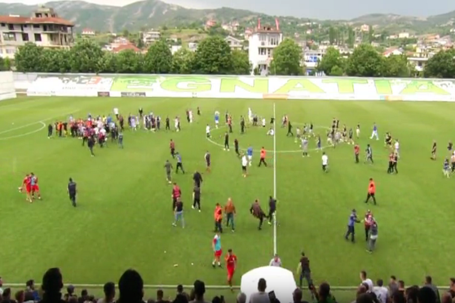 Skandal në futbollin shqiptar, tifozët e Tiranës e sulmojnë gjyqtarin