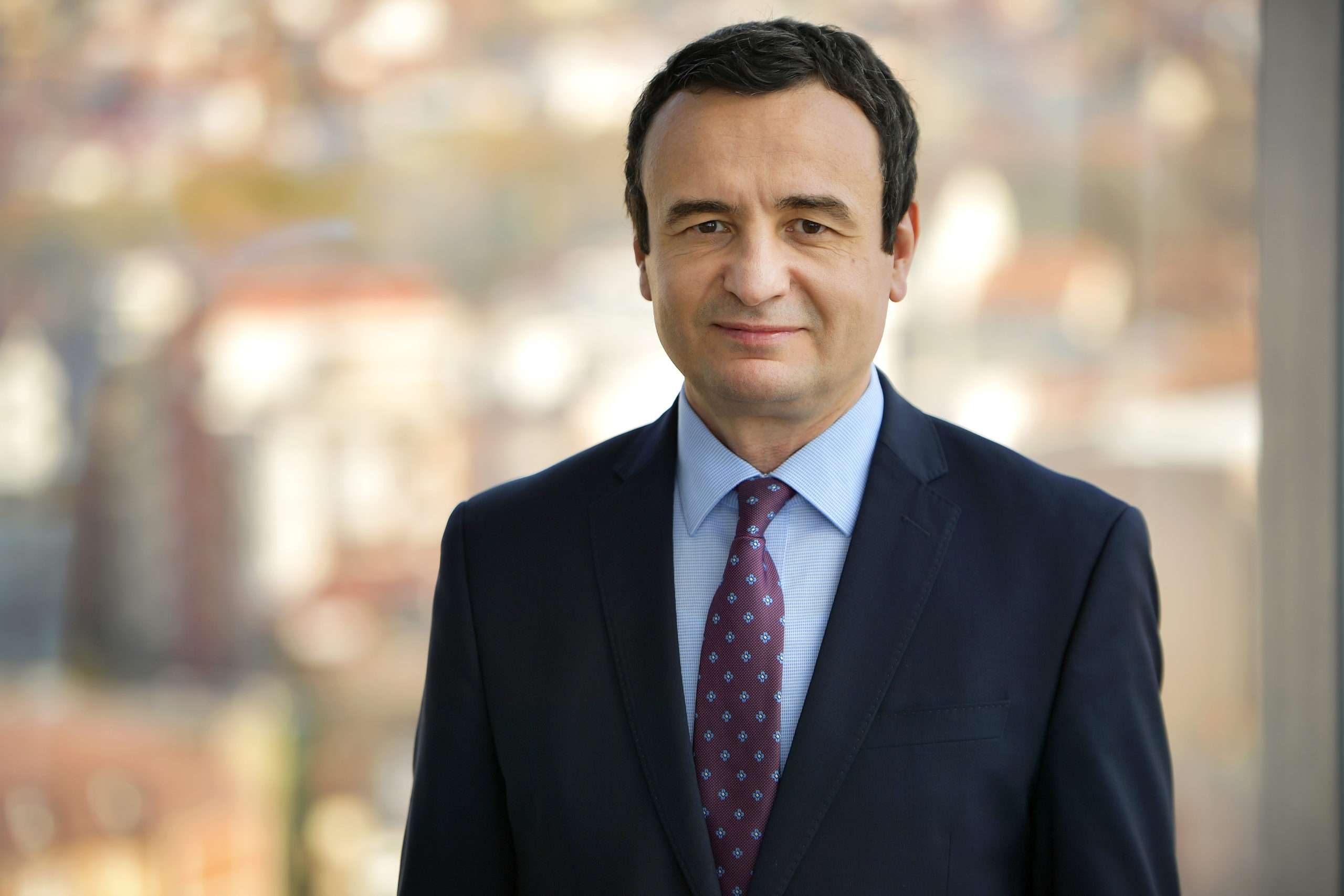 Edhe kryeministri Kurti ndjek trendin, çelë llogari në Threads