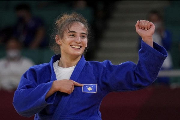 Nora Gjakova kalon në gjysmëfinale të Botërorit të xhudos