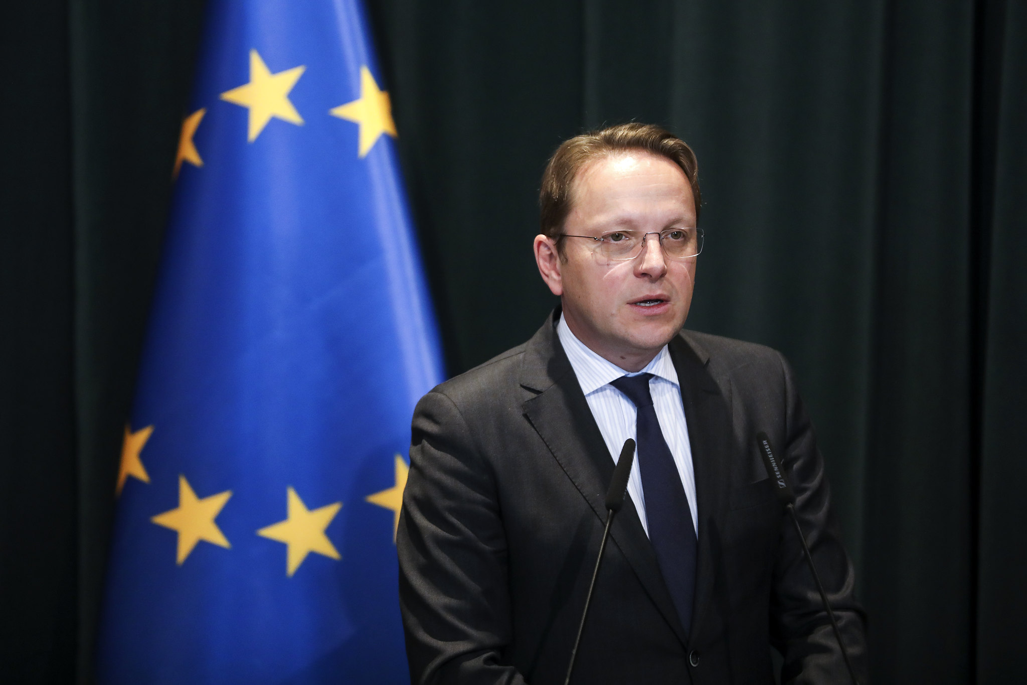 Varhelyi për Asociacionin: Drafti i ekipit menaxhues të jetë pikënisje për diskutime