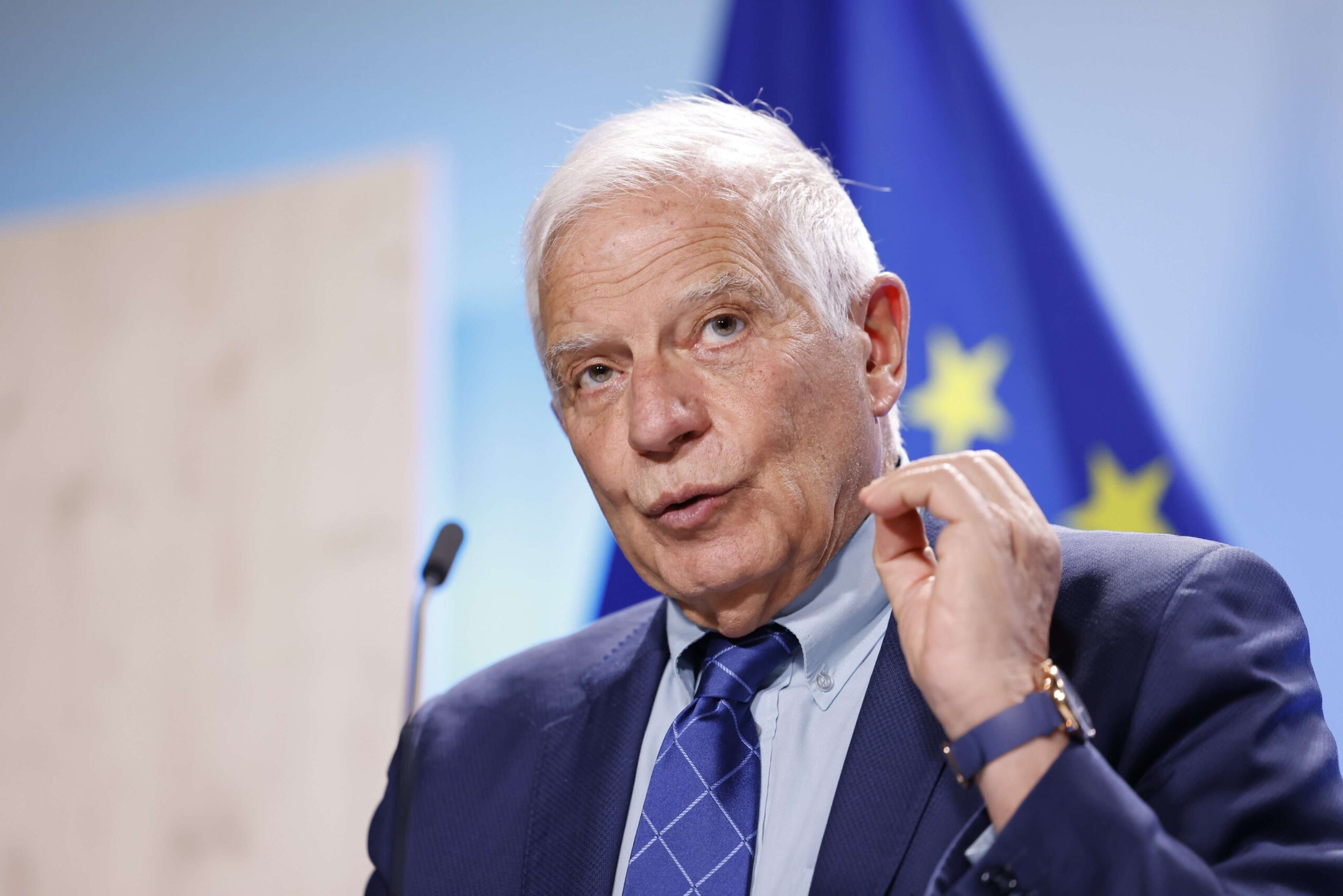 Borell i bën thirrje Serbisë ta tërheqë ushtrinë nga kufiri me Kosovën