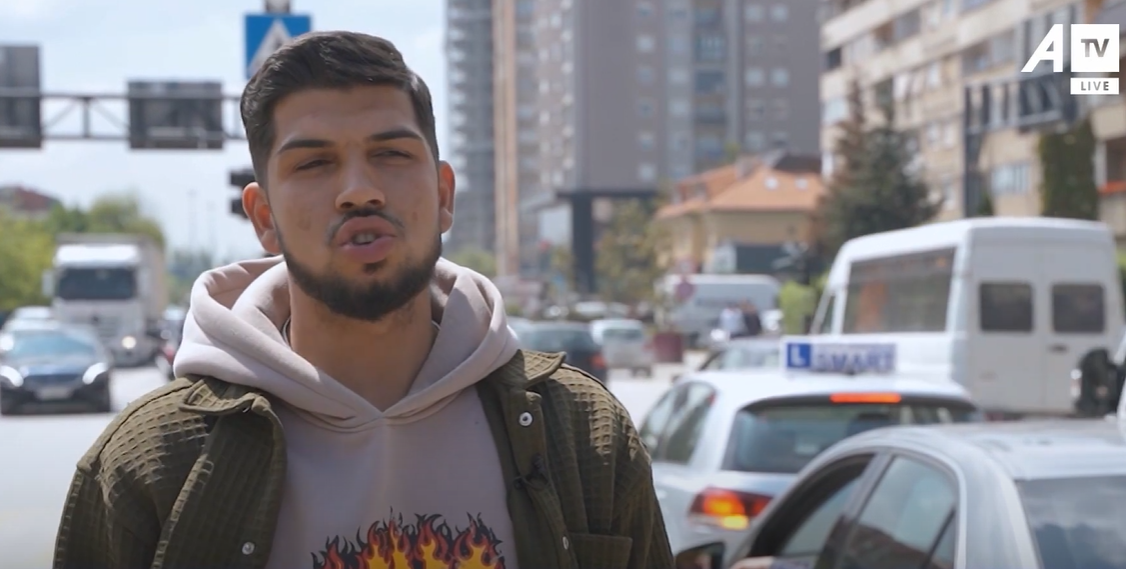 19-vjeçari çdo ditë pastron xhamat e veturave në Prishtinë, madje gjatë punës edhe këndon