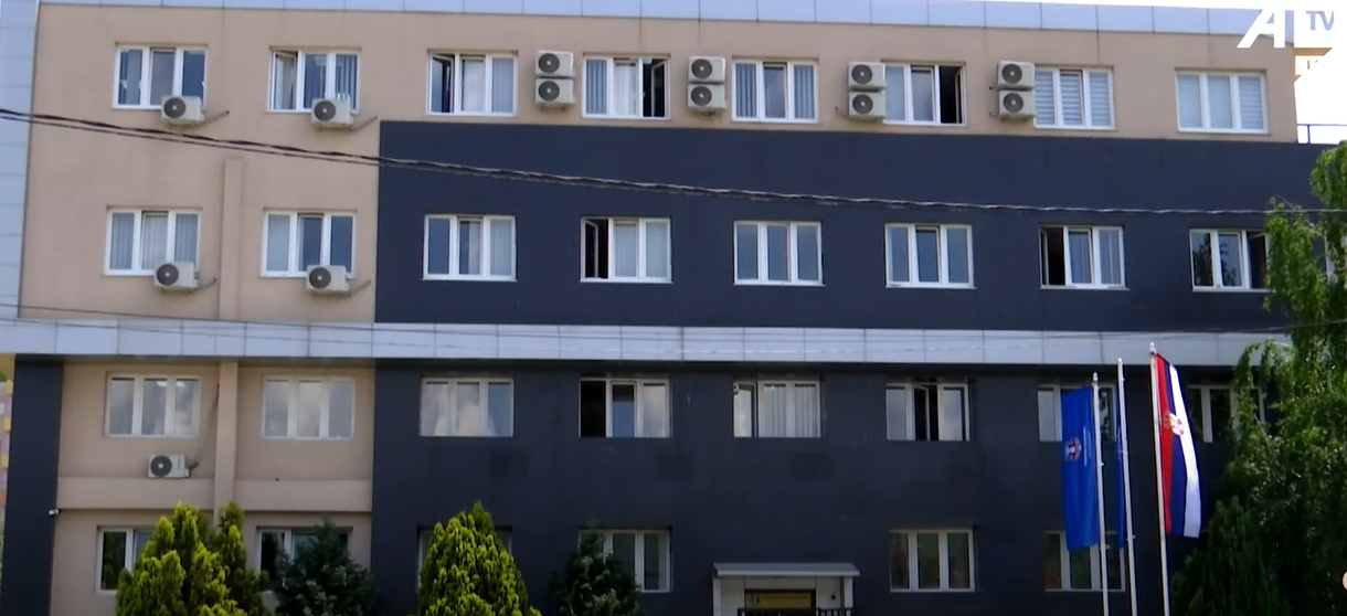 Tre kryetarët e komunave veriore sot betohen në ndërtesa publike