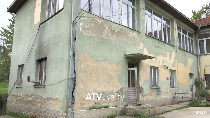 Jetesa në mes të mykut e insekteve në ish-objektin e spitalit të mushkërive