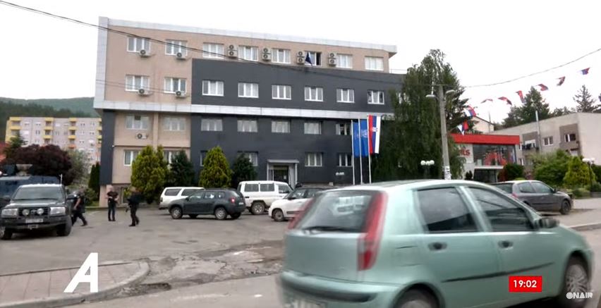 Situatë e qetë në veri, Policia vazhdon të qëndrojë tek objektet e komunave