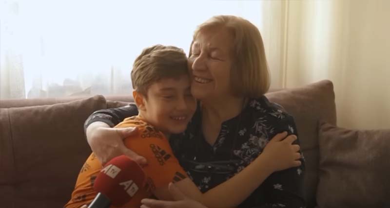 “Lumja nana për ty”, befasia e nipit për gjyshen e cila u bë madje me lot