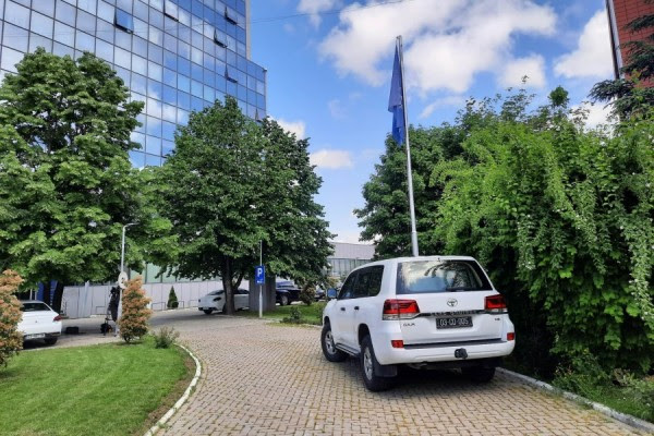 ​Hovenier në Kuvendin e Kosovës