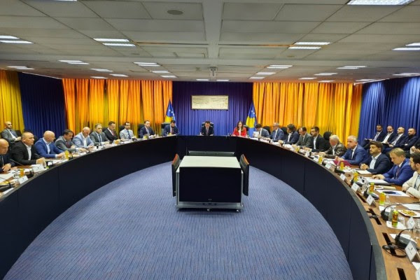 Kurti takon kryetarët e komunave, i ankohen për mungesë të mbështetjes