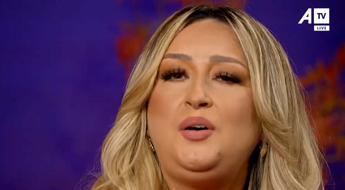 “M’fal oj nanë s’jemi pa shumë gjatë, më mashtroi kurbeti ju lashë duathatë”, këngëtarja rrëmbehet nga emocionet teksa këndon në studio