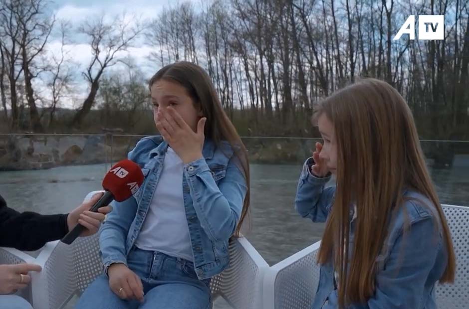 Dy motrat Shala përloten, teksa flasin për kujdesin e shtuar që ka nëna e tyre për to