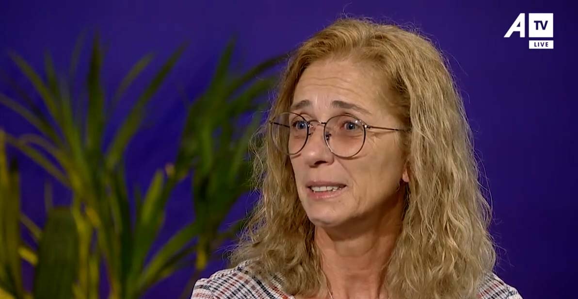 “Hyra brenda aty ku ishte djali i vdekur, fytyra e tij kishte mbetur duke qeshur”, nëna nuk i mban lotët derisa rrëfen momentin më të vështirë për të