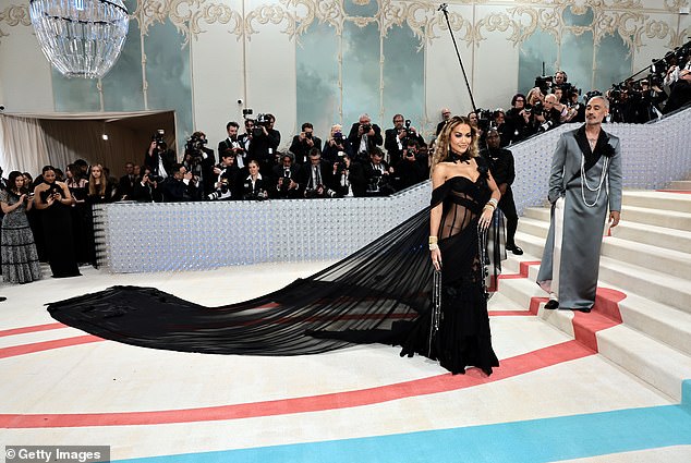 Rita Ora shfaqet me 80 mijë euro bizhuteri në Met Gala 2023