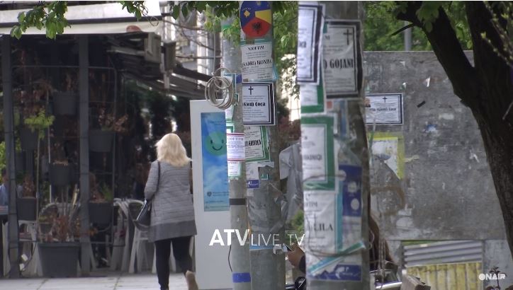 Njoftime mortore nëpër shtylla elektrike në kryeqytet