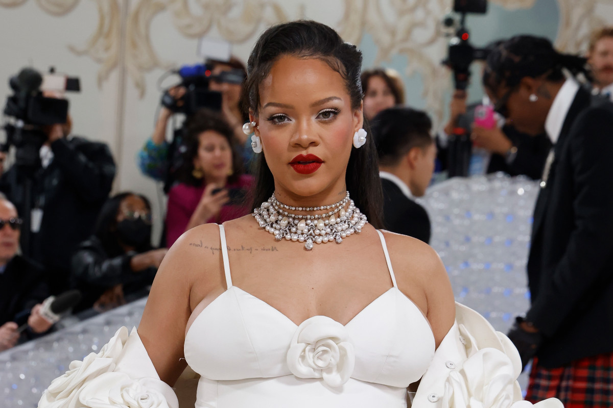 Daily Mail publikon certifikatën e lindjes së djalit të Rihanna-s