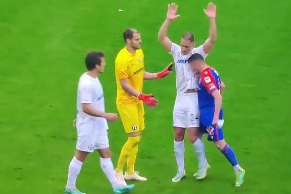 ​Xhaka në stilin e Zidane, godet me kokë kundërshtarin