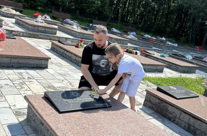 “Do të bëjë krenar gjithë jetën”, Kreshnik Ibrahimi, me vajzën, viziton varrin e babait të tij dëshmor të kombit