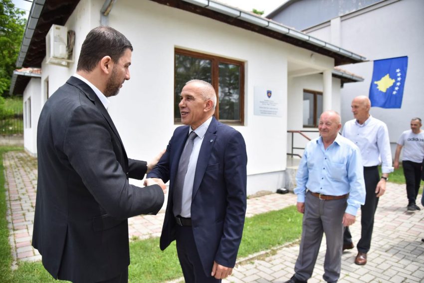 Krasniqi shkon në veri, takohet me kryetarët e Zveçanit dhe Zubin Potokut