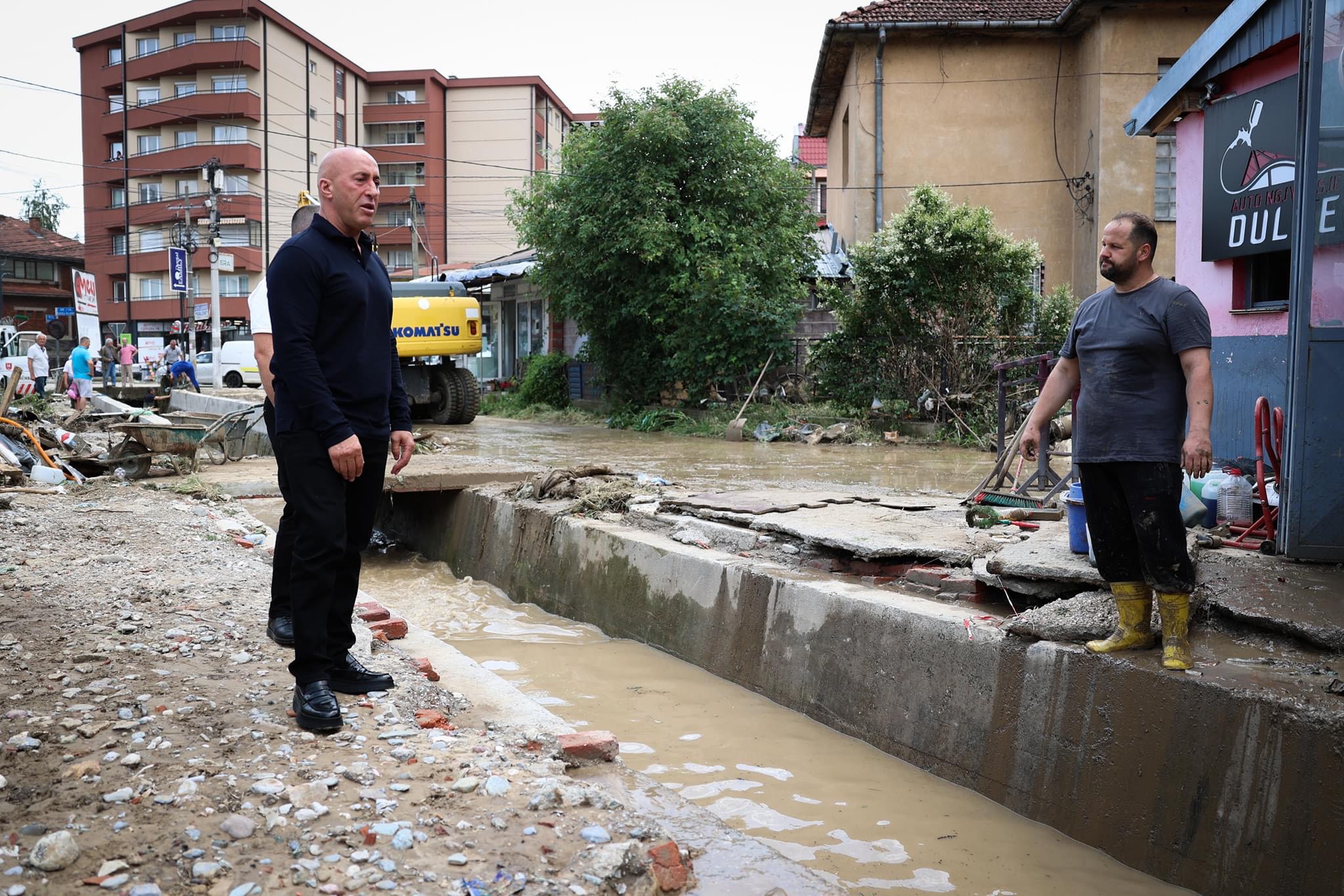 Haradinaj viziton Pejën pas përmbytjeve, fton pushtetin të ndajë një fond emergjent