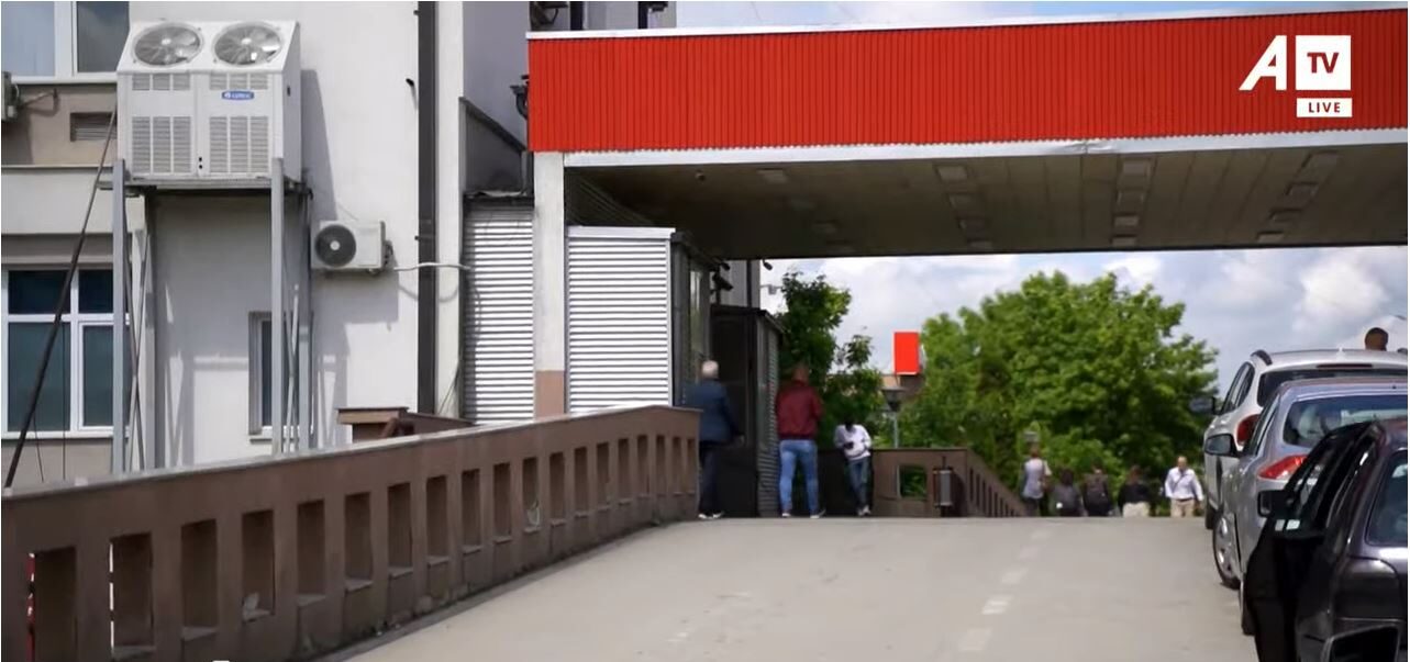 Ashensorët në QKUK jashtë funksionit, pacientët ecin shkallëve