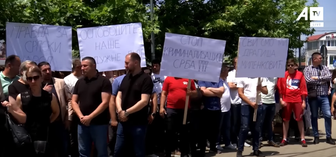 Serbët protestojnë edhe sot në Graçanicë, bllokohet përkohësisht rruga Prishtinë-Gjilan