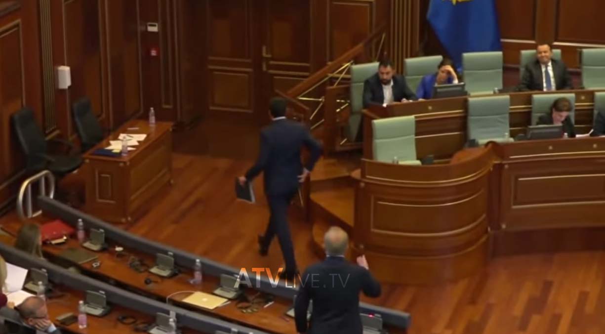 Kurti lëshon sallën e Kuvendit
