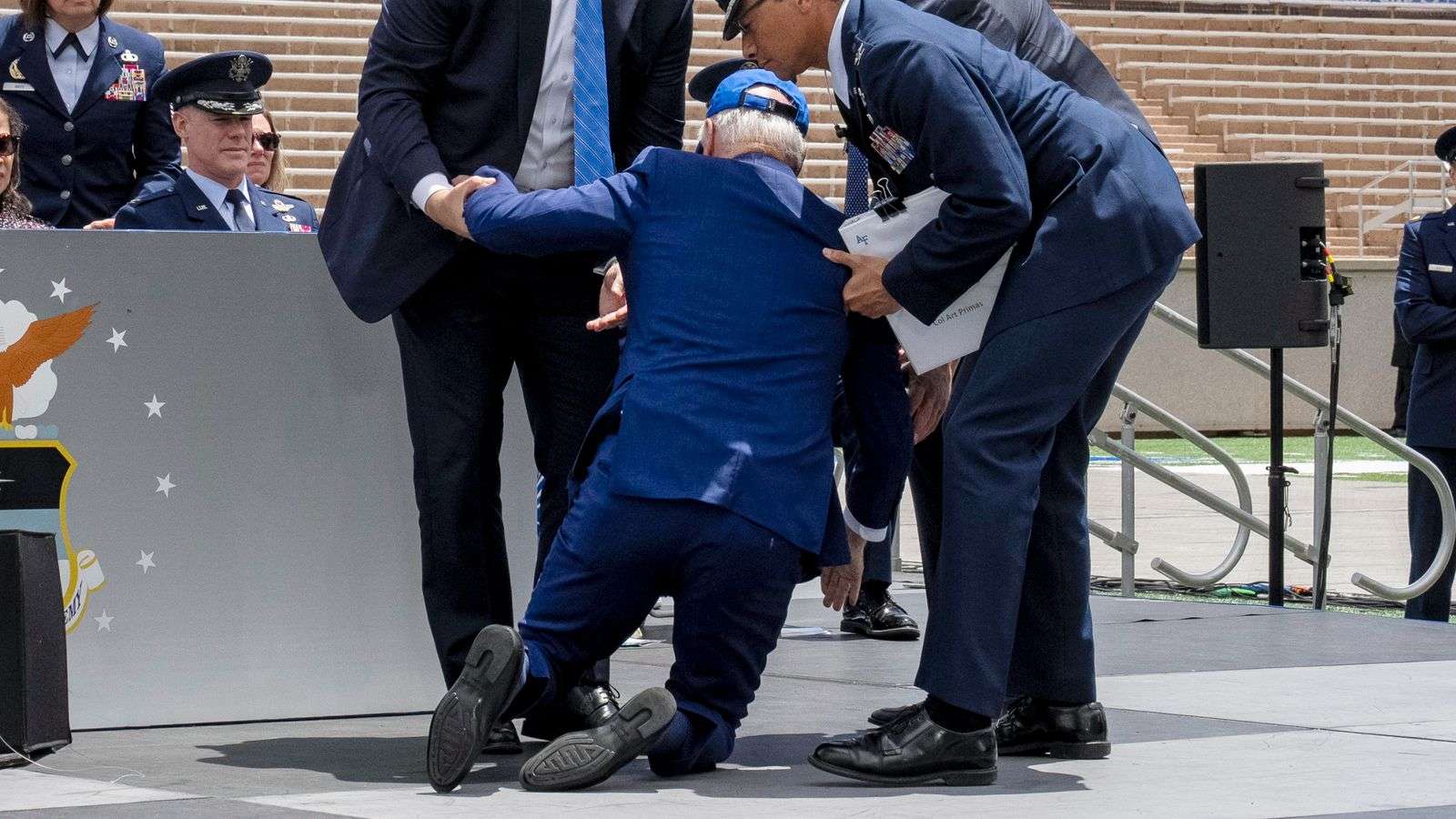 Joe Bideni pengohet dhe bie gjatë ceremonisë së diplomimit