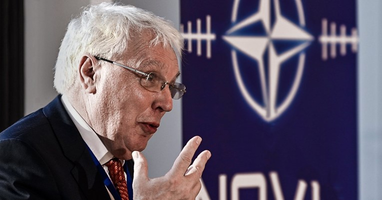 Ish-zëdhënës i NATO-s: Serbia të heqë ushtrinë nga kufiri, veriu është çështje e brendshme e Kosovës