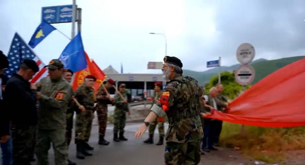 Ish-luftëtarët e UÇK-së e ngritën flamurin në pikën kufitare me Maqedoninë e Veriut
