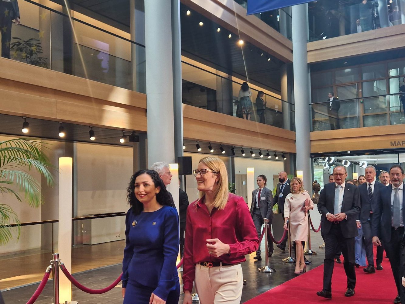 Vjosa Osmani pritet në takim nga presidentja e Parlamentit Evropian, Roberta Metsola