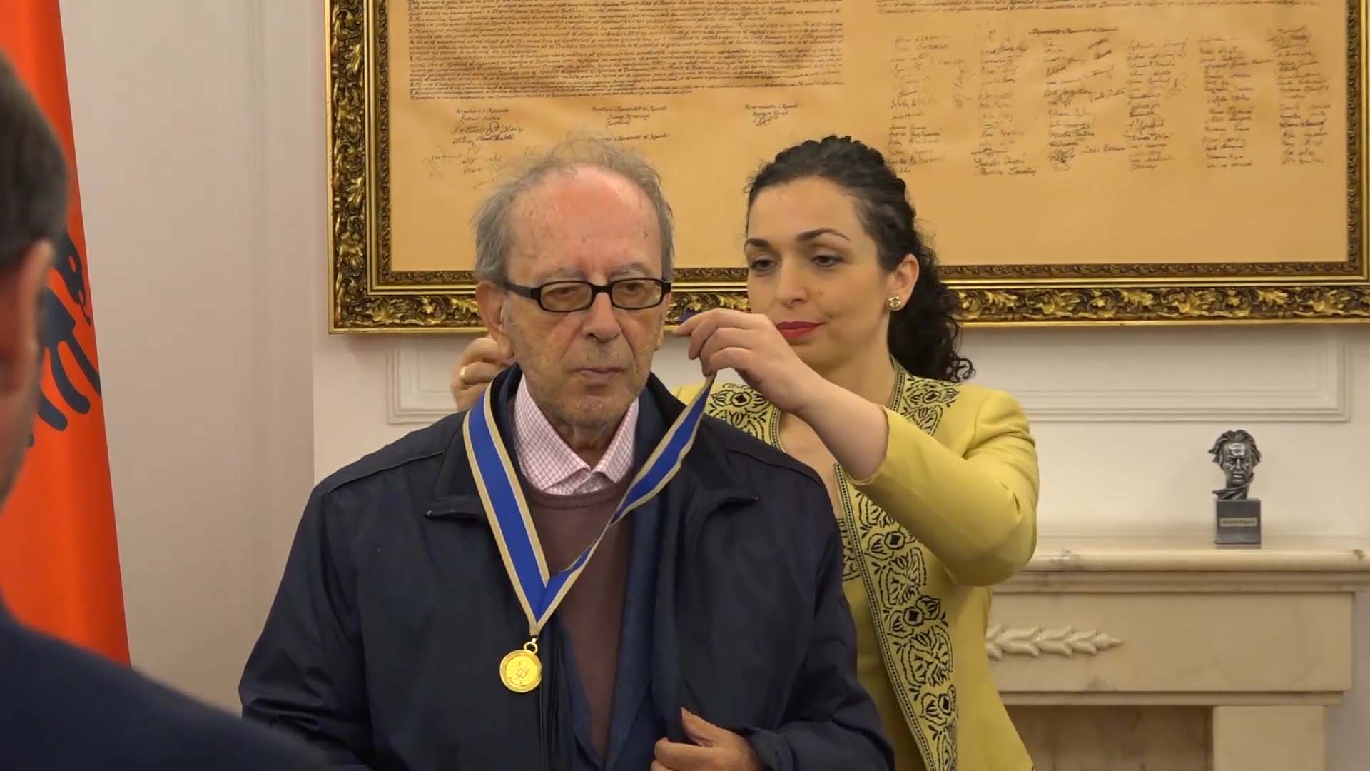 Osmani e dekoron shkrimtarin Ismail Kadare me urdhrin “Hasan Prishtina”