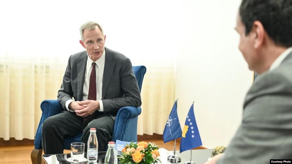Zyrtari i NATO-s: Prishtina edhe Beogradi të ndërmarrin hapa drejt shtensionimit