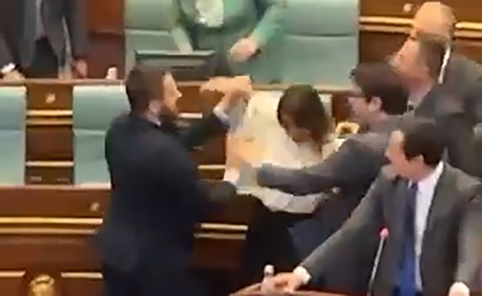 Reagon Mërgim Lushtaku pas përplasjes fizike në Kuvend