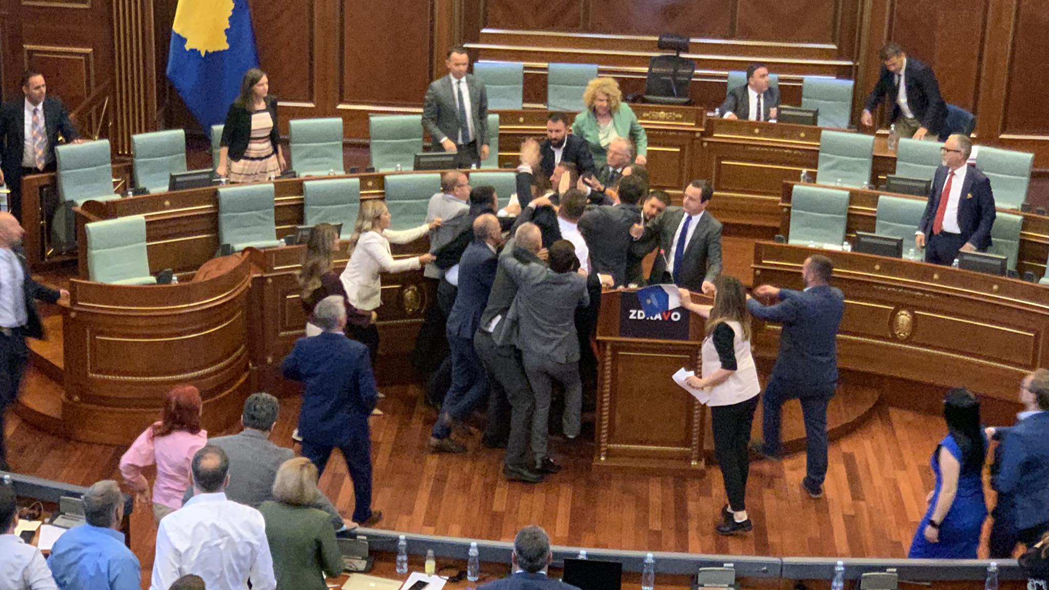 Eskalon situata në Kuvend, sulmohet kryeministri Kurti